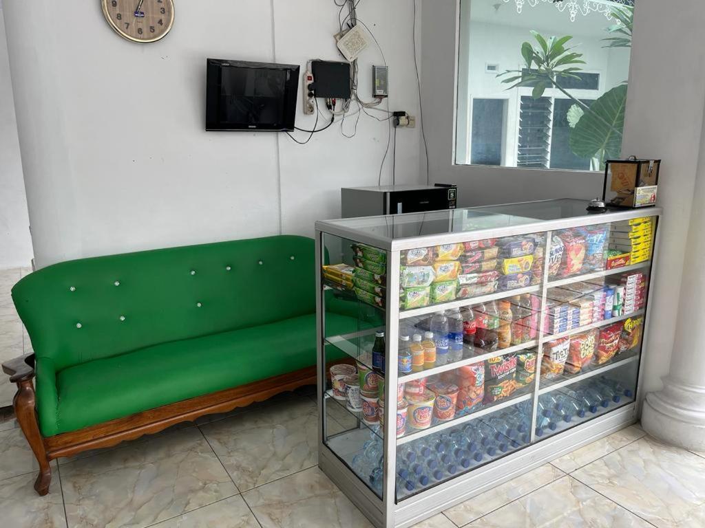 Hotel Oyo 93850 Njy House Syariahnearbandara Sultan Syarif Kasim Ii